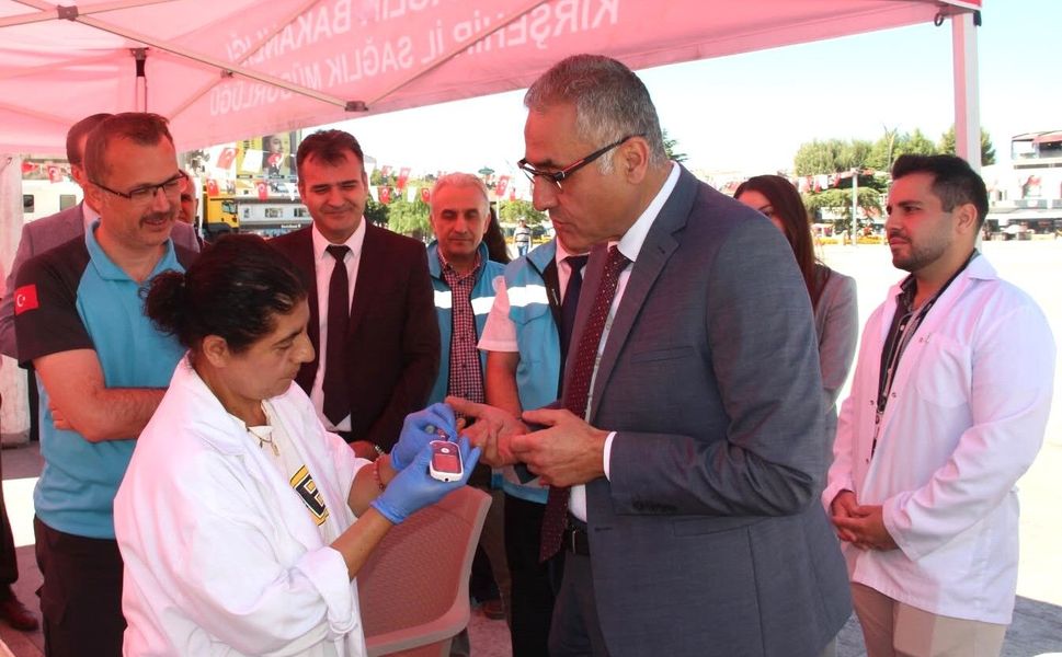 Kırşehir’de Halk Sağlığı Haftası başladı: Cacabey Meydanı’nda sağlık taraması