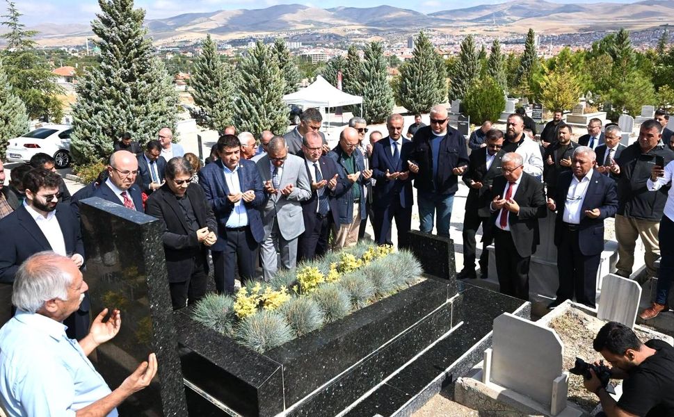 Neşet Ertaş’ın kabri başında anıldı