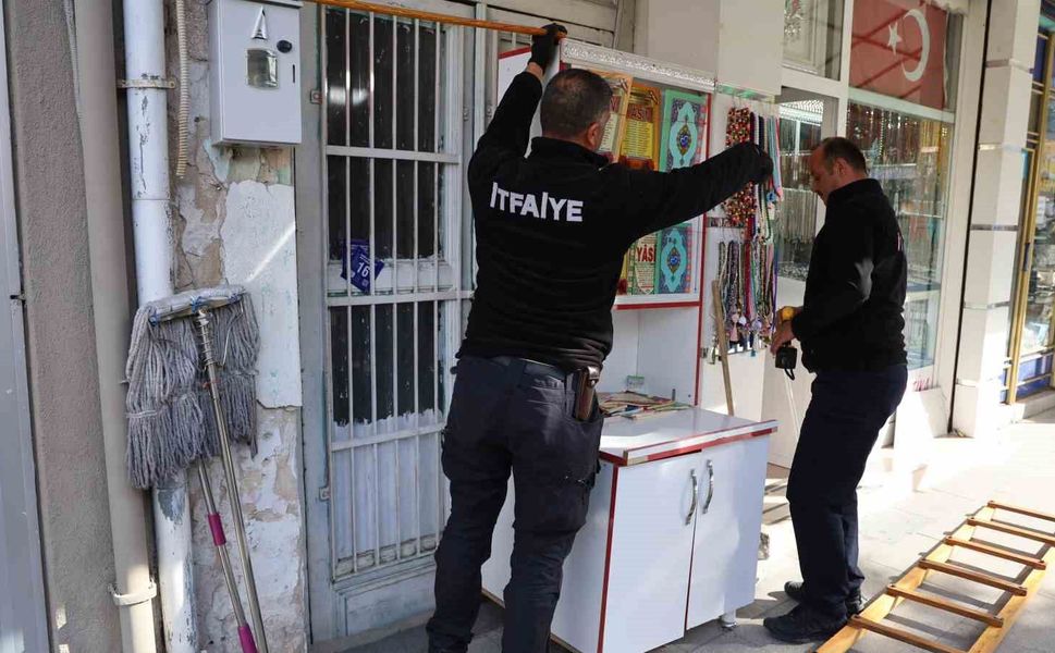 Kırşehir’de kepenkte mahsur kalan kedi itfaiye ekiplerince kurtarıldı