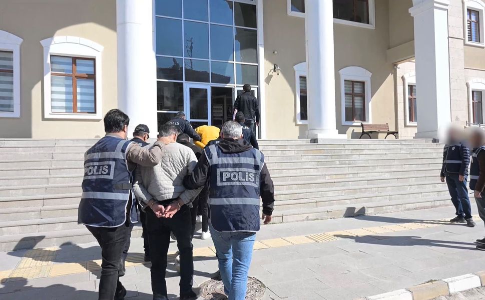 KIRŞEHİR ‘DE BANKA KARTI OPERASYONU: 3 ŞÜPHELİ TUTUKLANDI