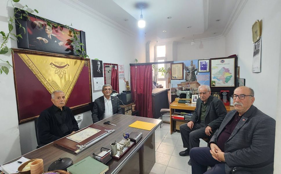 Hayati Ünsal'a teşekkür belgesi takdim edildi