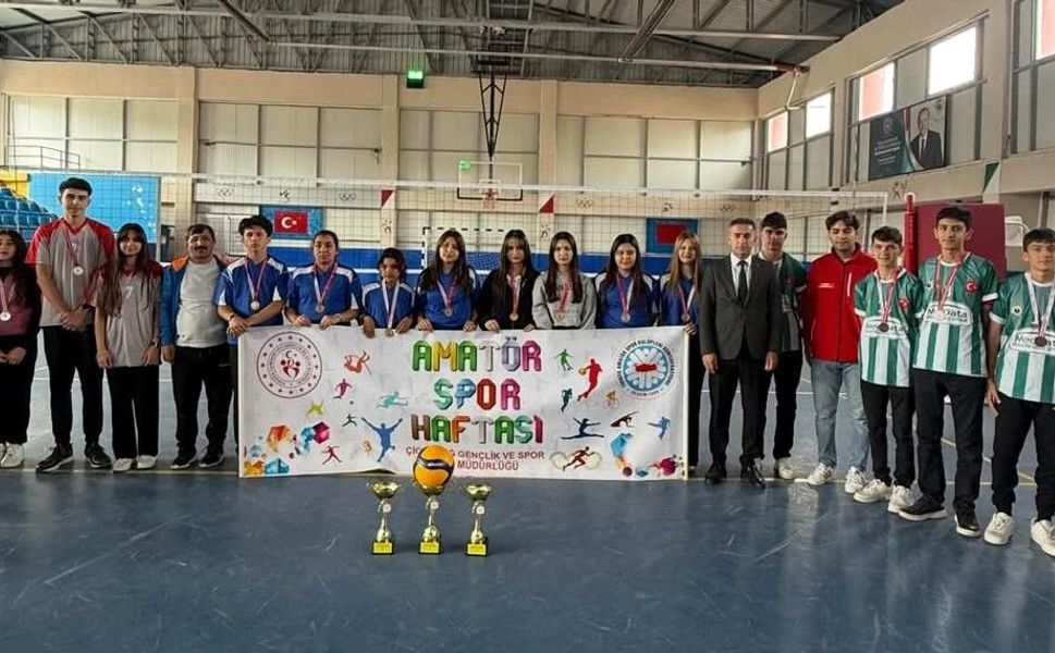 Çiçekdağı’nda heyecan tavan yaptı! Gençler voleybol turnuvasında fileye bastı