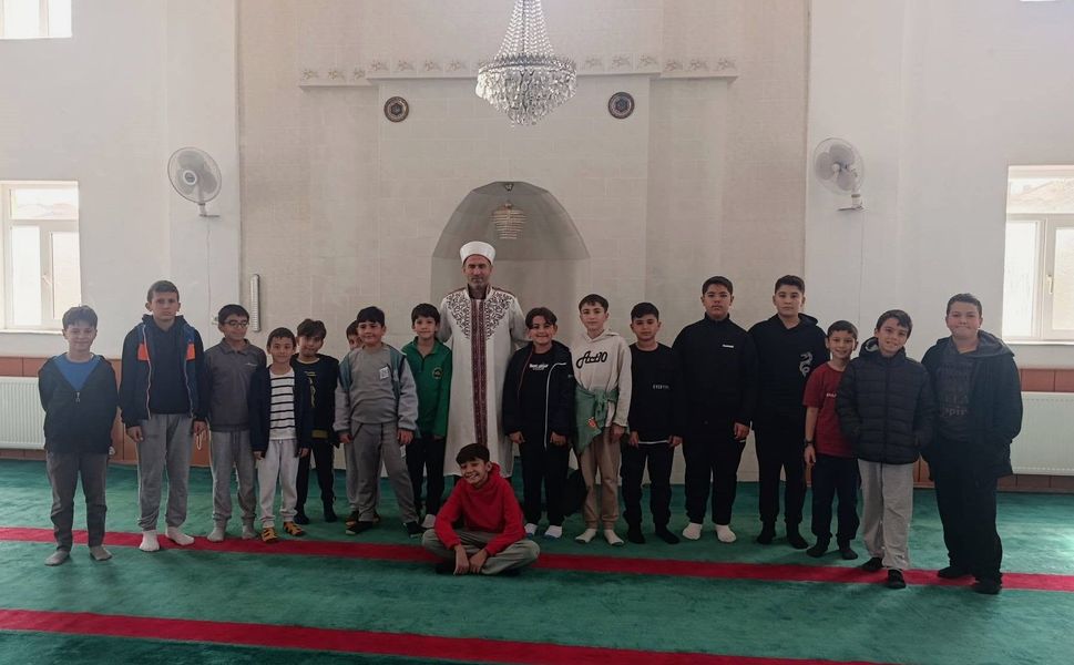Çocuklar Kur’an kursunda hem öğreniyor hem eğleniyor