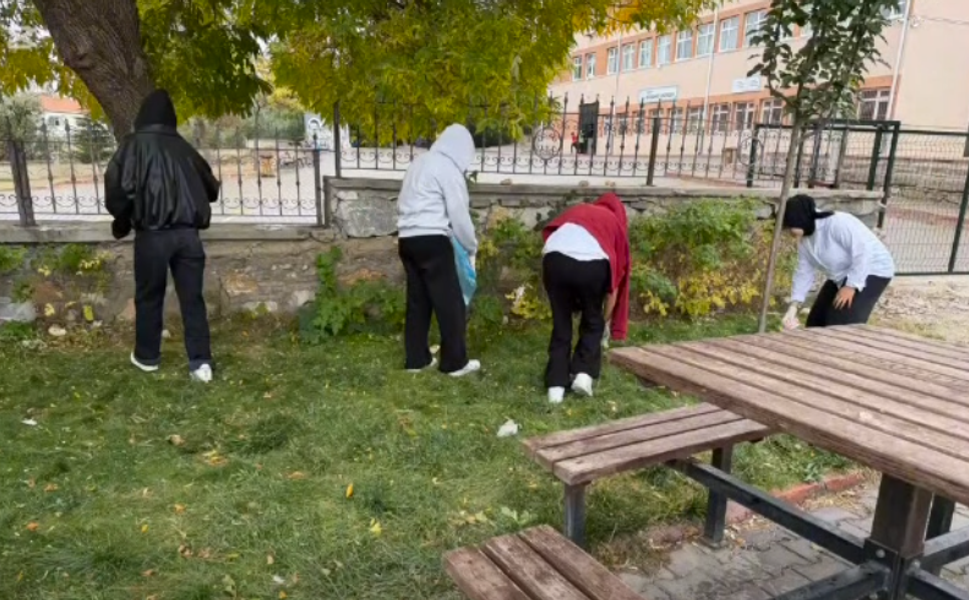 El Ele Verip Okullarını Temizlediler