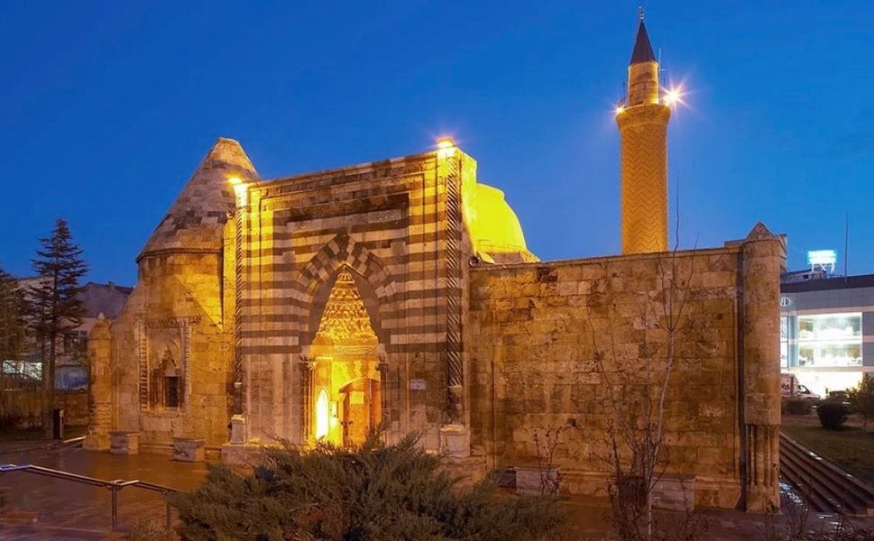 Türkiye’nin Gizli Cennetleri Listesinde Kırşehir’in Tarihi Mirası: Cacabey Medresesi