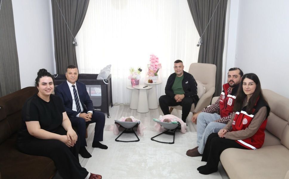 İkiz kız bebekleri dünyaya geldi, Kırşehir’de ziyaret edildiler
