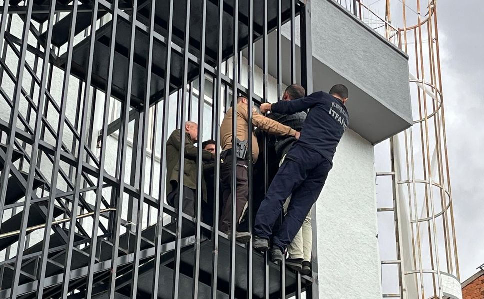 Kırşehir Ahi Çarşısı’nda ekiplerin müdahalesiyle bir kişi kurtarıldı