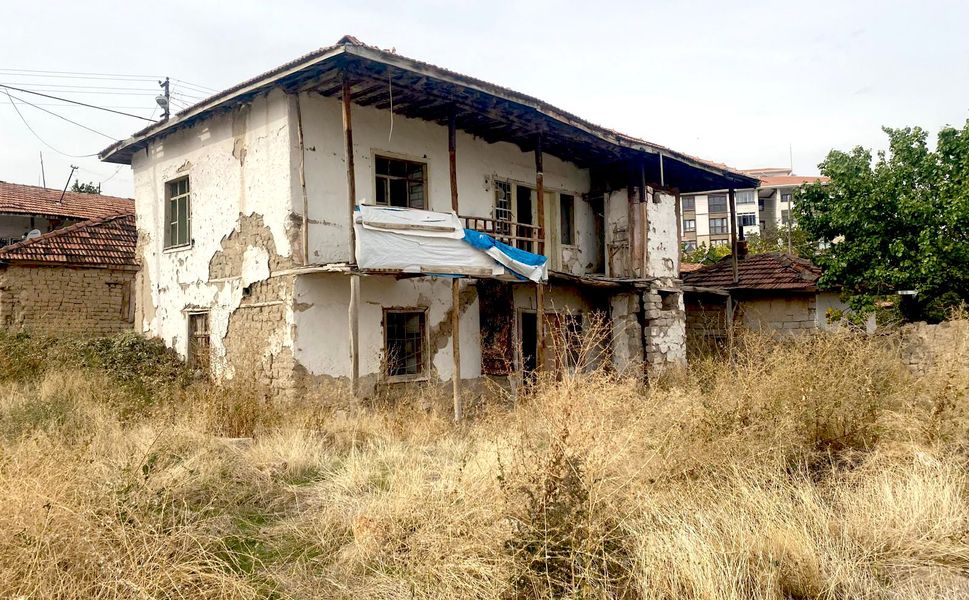 Kırşehir merkezinde tehlike saçan yapıya müdahale