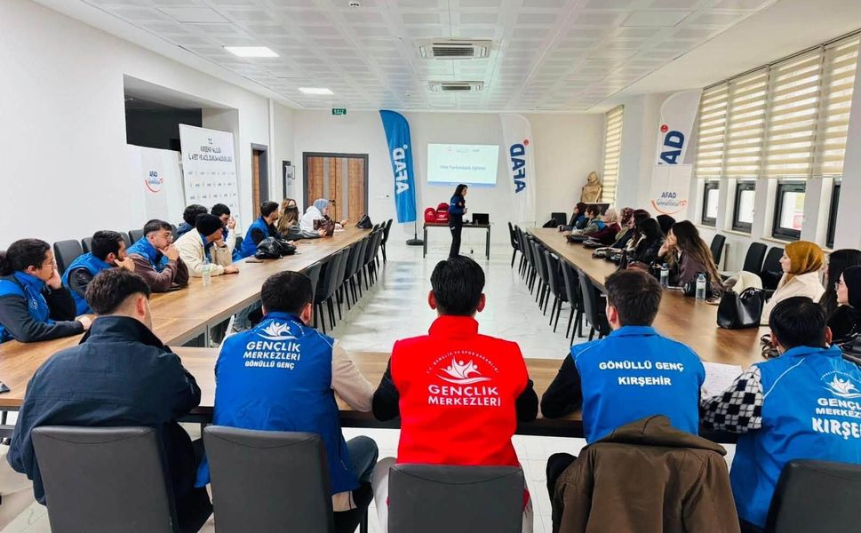 Kırşehir’de Cacabey Gençlik Merkezi Gönüllülerine Afet Eğitimi