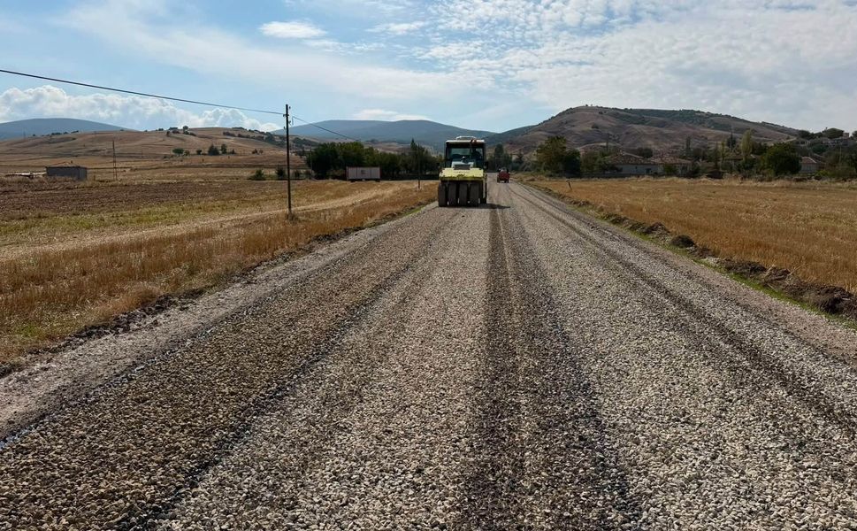 Kırşehir’de köy yollarında 7 kilometrelik asfalt çalışması sürüyor