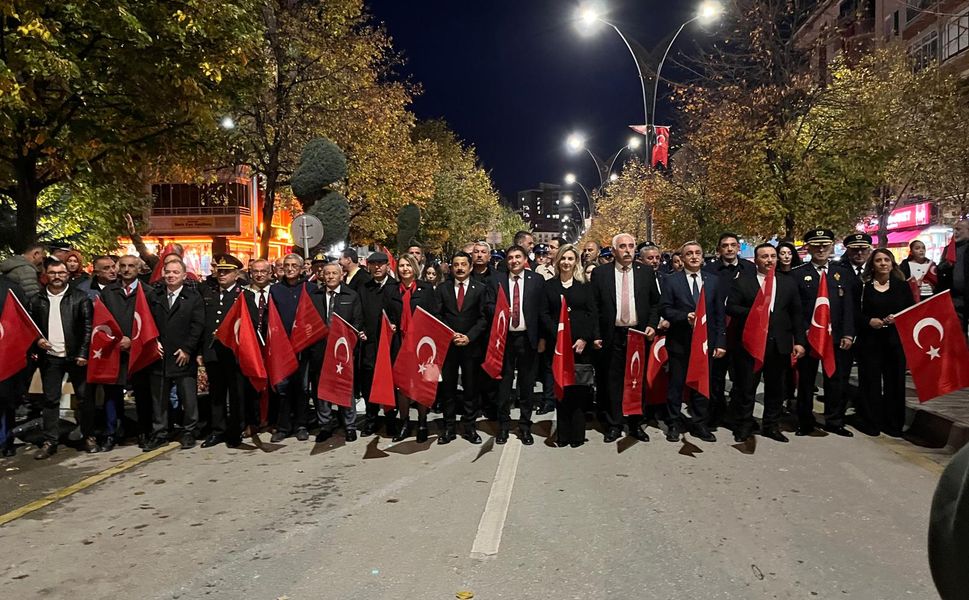 Kırşehir’de meşaleler Cumhuriyet için yandı: Coşku sokaklara taştı