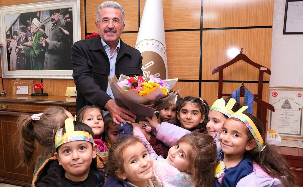 Kırşehir’de minik öğrencilere “Kudüs Yolculuğu” kitabı hediye edildi