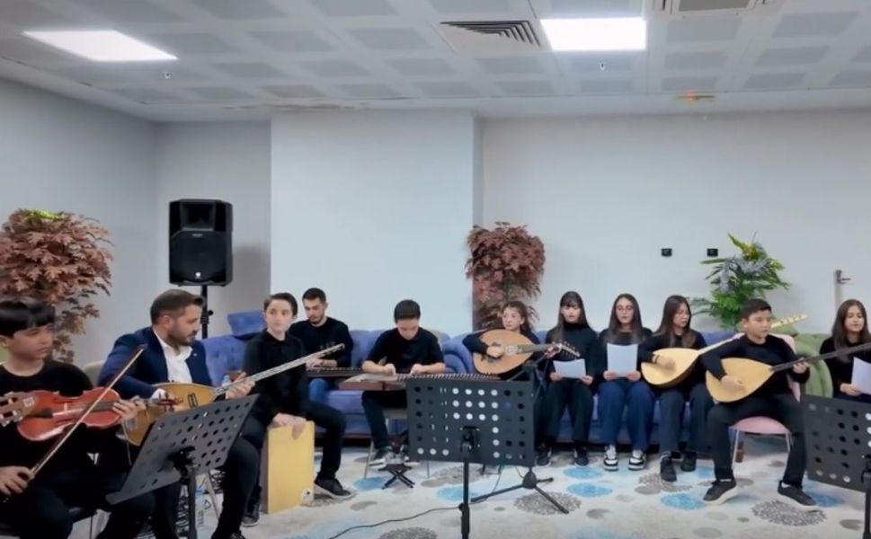 Kırşehir’de öğrencilerden yaşlı bakım merkezinde müzik dinletisi