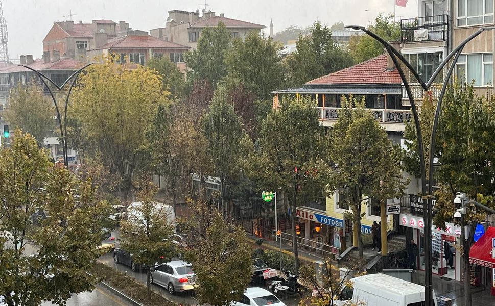 Kırşehir’de sağanak yağış etkili oldu! Vatandaşlar sığınacak yer aradı