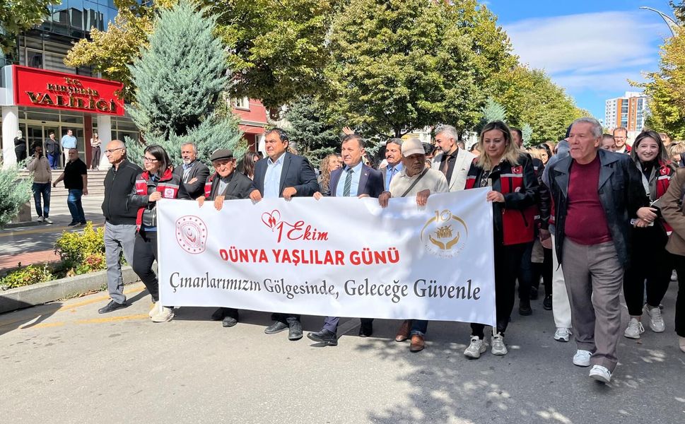 Kırşehir’de yaşlılar ve gençler aynı kortejde buluştu, eğlence meydanlara taştı