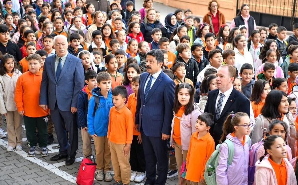 Kırşehir’de yeni haftaya bayrak coşkusuyla başlandı: Vali Demiryürek, öğrencilerle buluştu