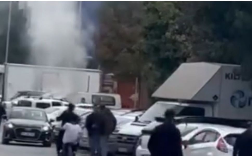Lale Camii önünde korkutan yangın