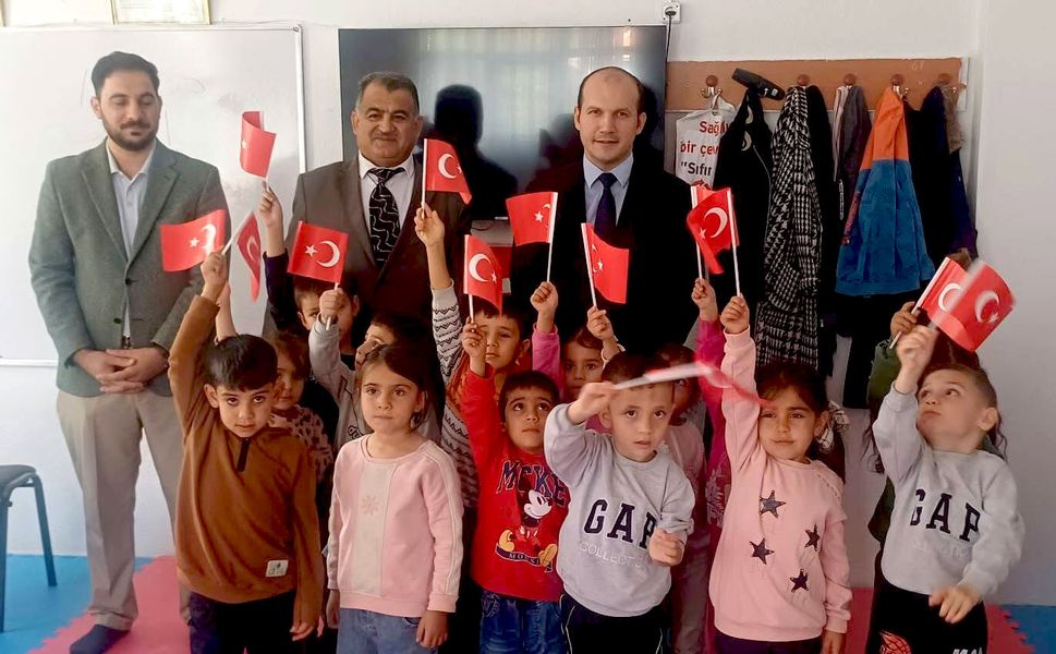 Minik öğrenciler Kaymakam Bayram’a sürpriz karşılama