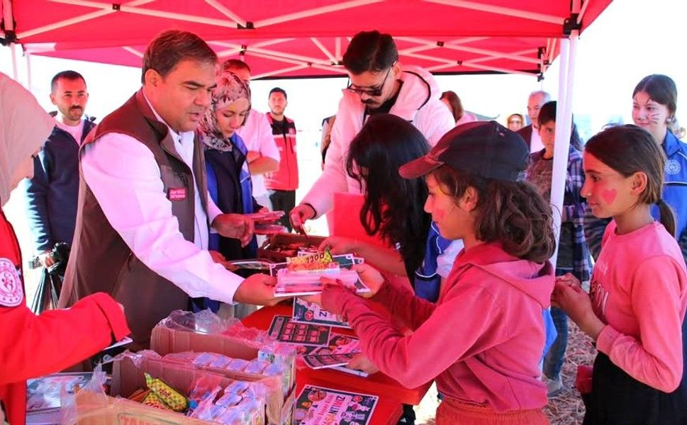 Oyunlar, yarışmalar ve kahkahalar: Çocuklara unutulmaz bir gün yaşattılar