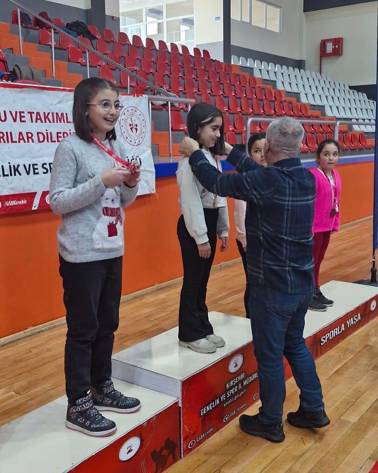 Büyük Başarı! Okulumuz Üçüncü Sınıf Öğrencisi Defne Azılı, Kırşehir Satranç Turnuvası’nda Kendi Yaş Grubunda Il Birincisi Oldu! ♟Zekâsı, Stratejisi Ve Azmiyle Bizleri Gururlandıran Defne, Okulumuzun A (3)