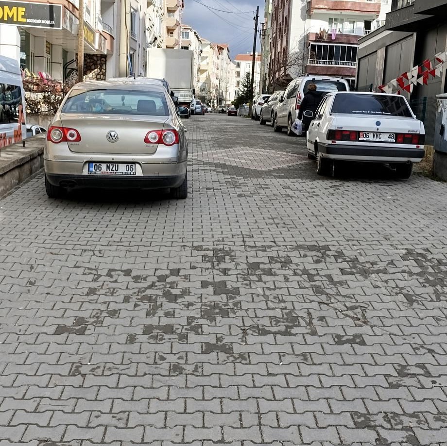 Vatandaşlardan Gelen Atatürk Caddesi 173. Ve 174. Sokaklar Burası Sürekli Çift Park Karşılıklı Araç Gelmesi Durumunda Rezalet Acil Durumlarda Çok Büyük Sorunlar Yaşanacağı Kesin Bu Iyi Hali.. Karşıdan Bir (1)