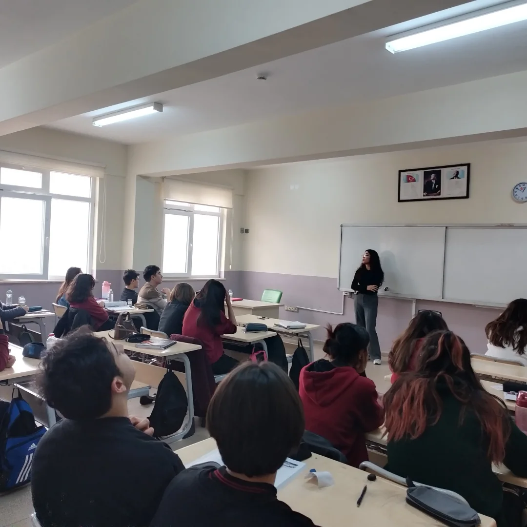 Okulumuz Mezunlarından Çapa Tıp Öğrencisi Buğra Kaplan, Gata Tıp Öğrencisi Naciye Kübra Şahin Ve Osman Gazi Üniversitesi Diş Hekimliği Mezunu Derviş Doğan, 11. Sınıf Öğrencilerimize Bölümlerini Ve Üniver (2)