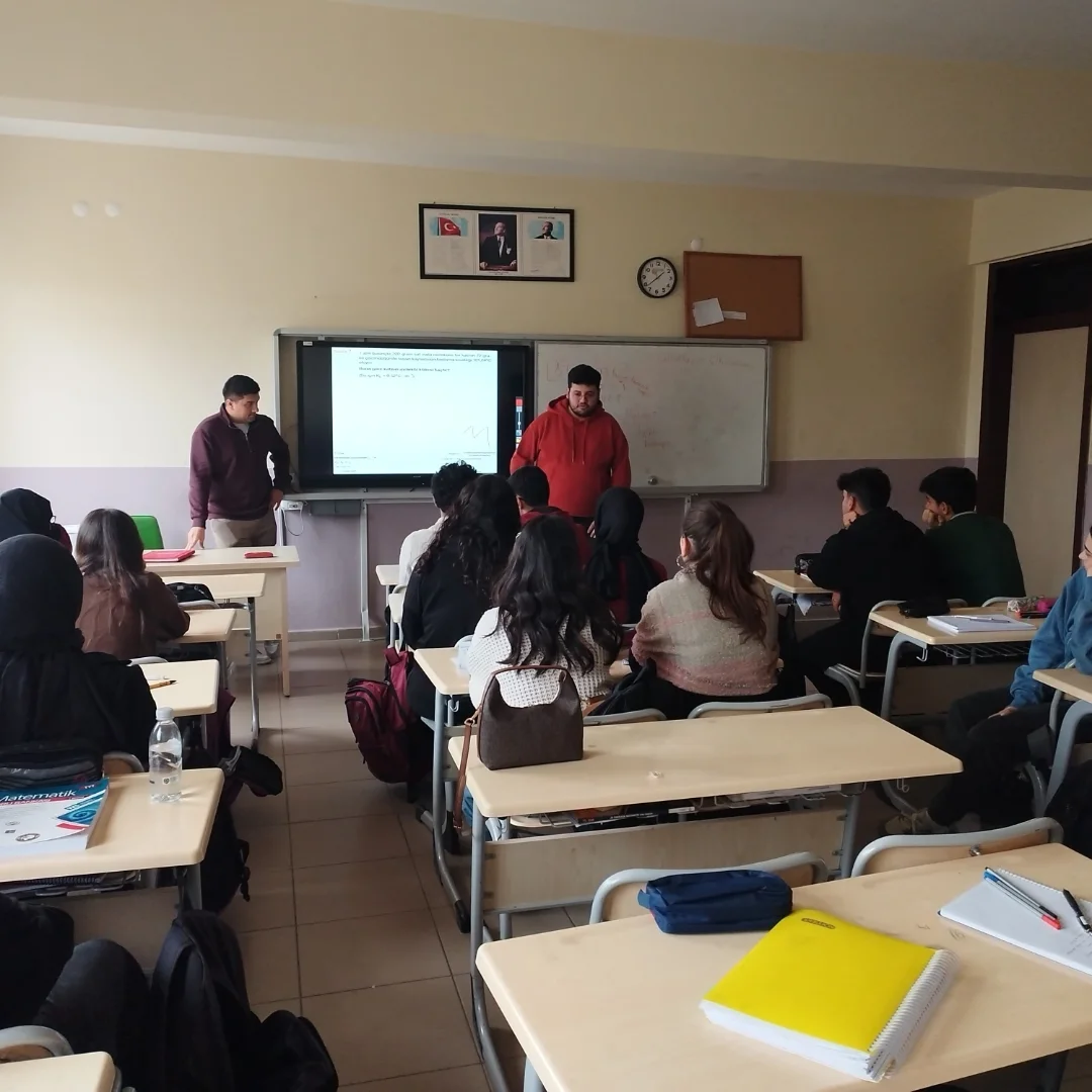 Okulumuz Mezunlarından Çapa Tıp Öğrencisi Buğra Kaplan, Gata Tıp Öğrencisi Naciye Kübra Şahin Ve Osman Gazi Üniversitesi Diş Hekimliği Mezunu Derviş Doğan, 11. Sınıf Öğrencilerimize Bölümlerini Ve Üniversite