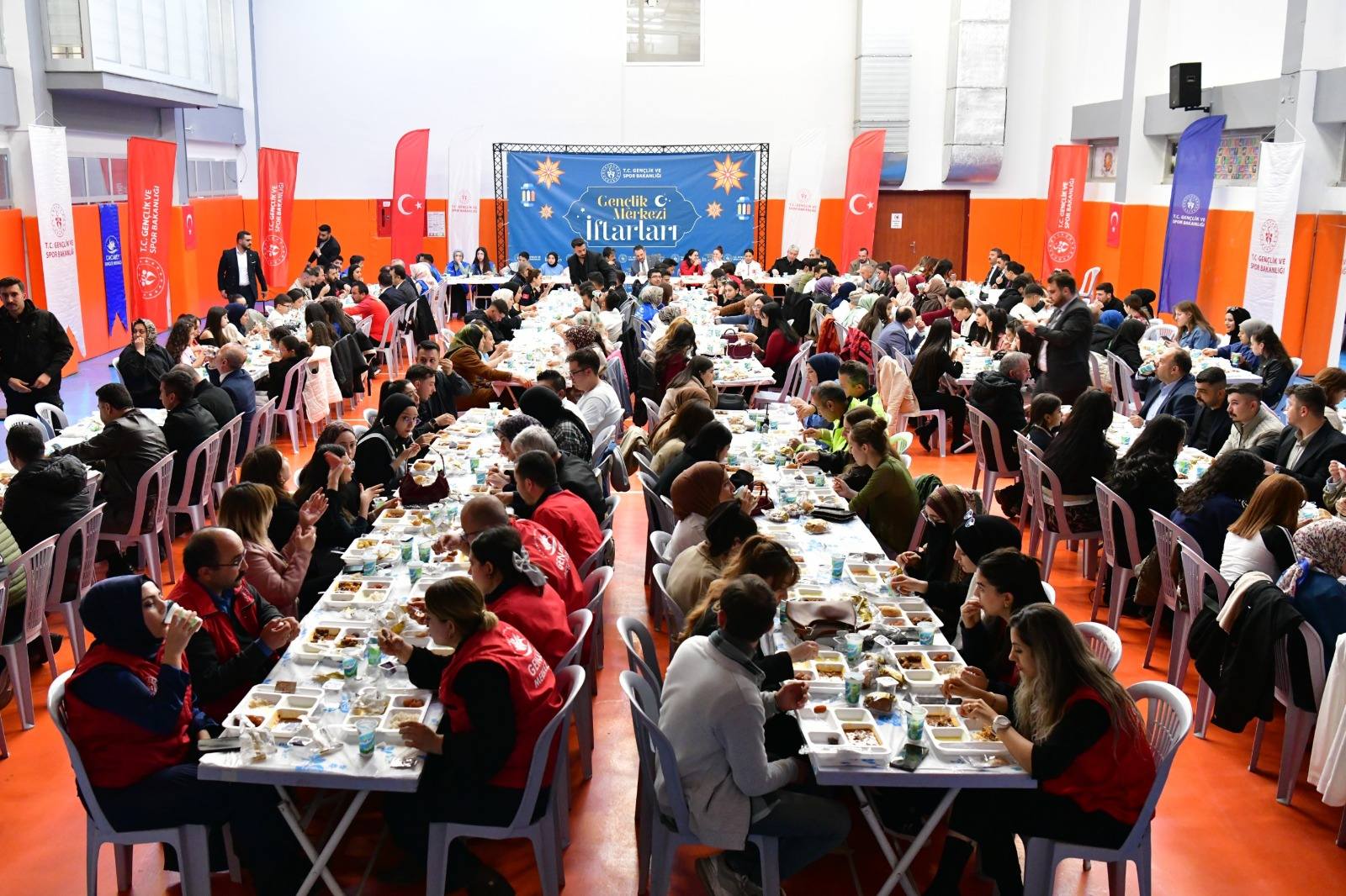 Bakan Yardımcısı Eminoğlu, Gençlerle Iftar Sofrasında Buluştu (1)