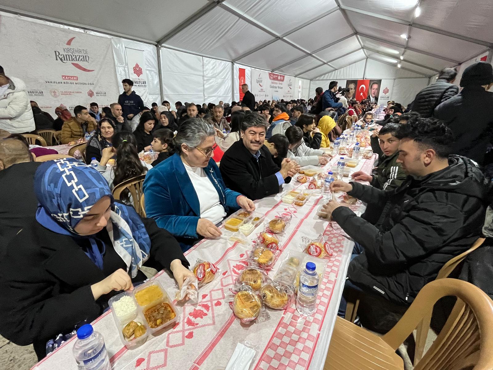 Kırşehir’de Ramazan’ın Ilk Gününde 500 Kişi Aynı Sofrada Iftar Açtı-1