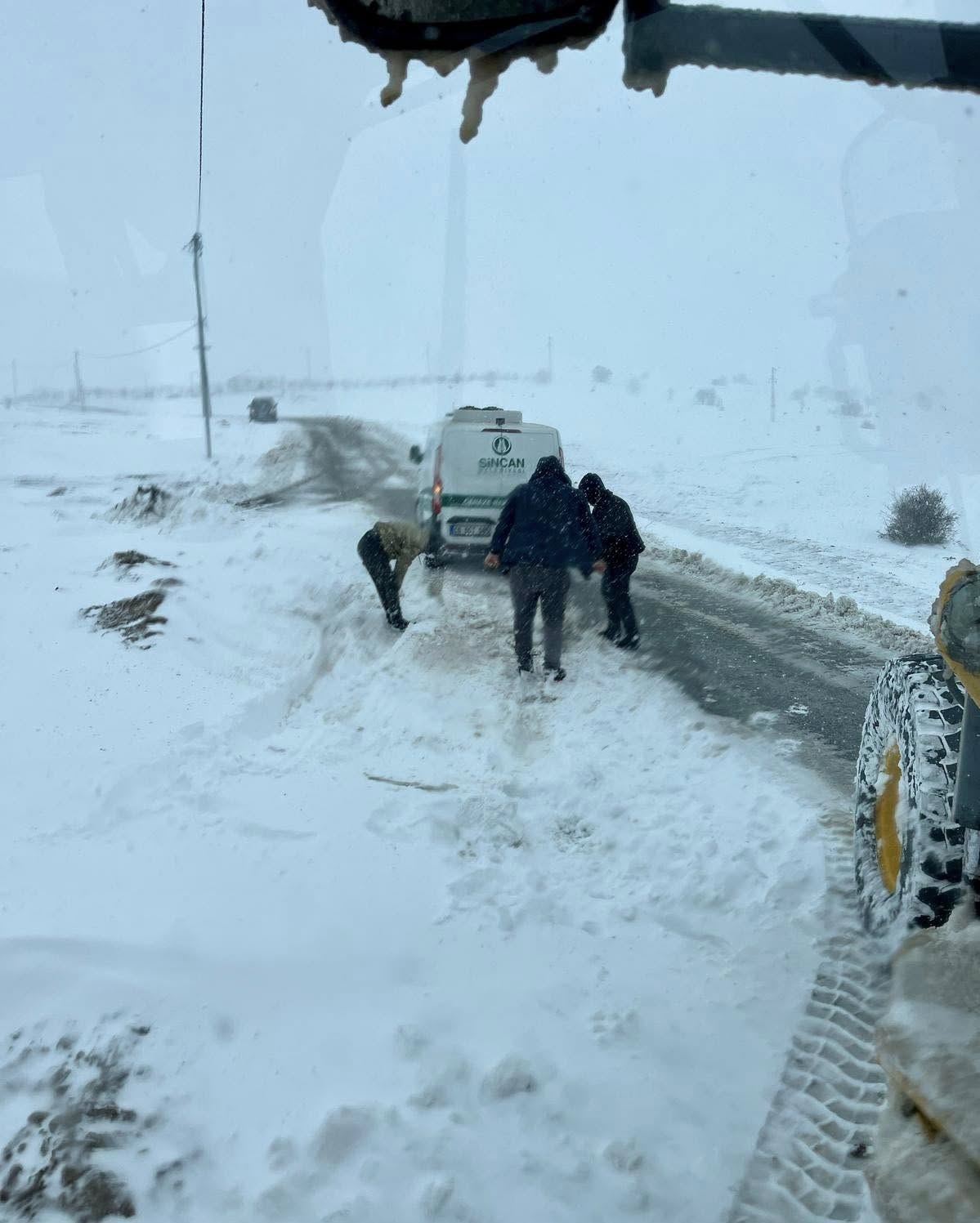 Kırşehir’de Yolda Kalanlara Destek! 9