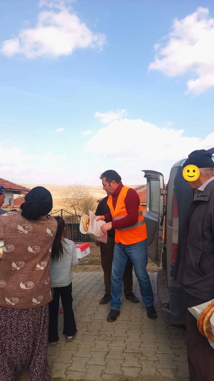 Kırtıllar Köyü’nde Pideler Sofralara, Ayakkabılar Çocuklara Ulaştı4