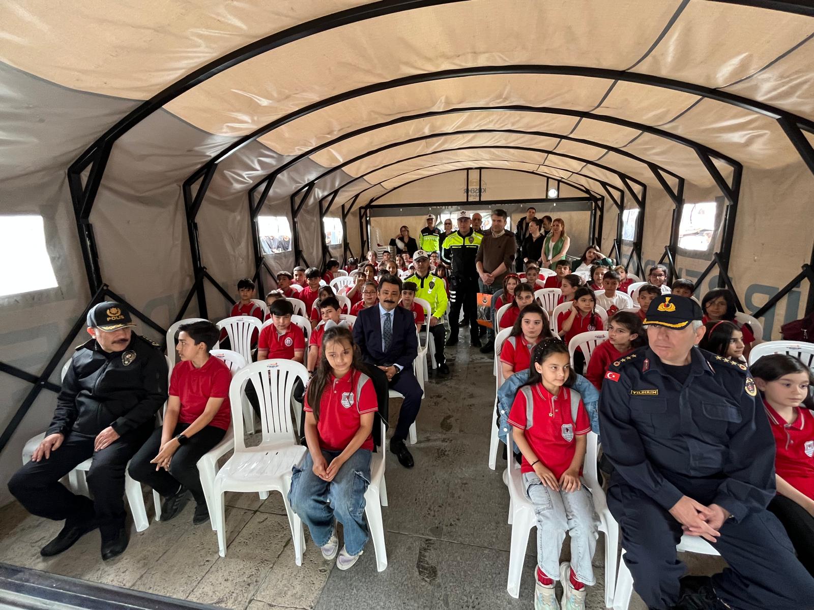 Cacabey Meydanı’nda Trafik Güvenliği Için Bilinç Kazandırılıyor (10)