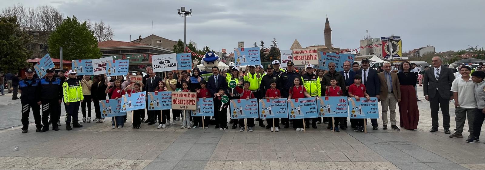 Cacabey Meydanı’nda Trafik Güvenliği Için Bilinç Kazandırılıyor (3)