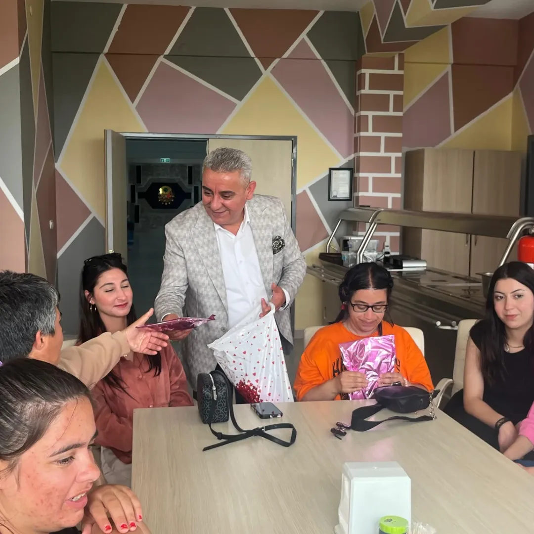 Engelliler Haftası'nda, Ekonomi Ve Yönetim Topluluğu Olarak Kalplerimiz Sevgiyle Dolup Taştı. Kırşehir Beyazay Derneği Şube Başkanı Sayın Adnan Göçmen Ile Bir Araya Gelerek Engelli Kardeşlerimizle Unutulm (3)