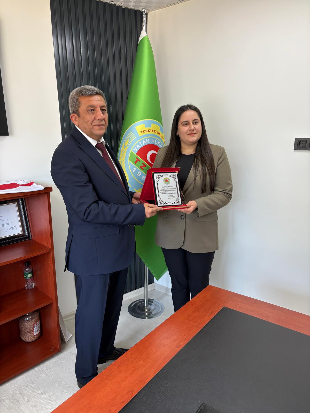 Gençlere Ve Emektarlara Plaket1
