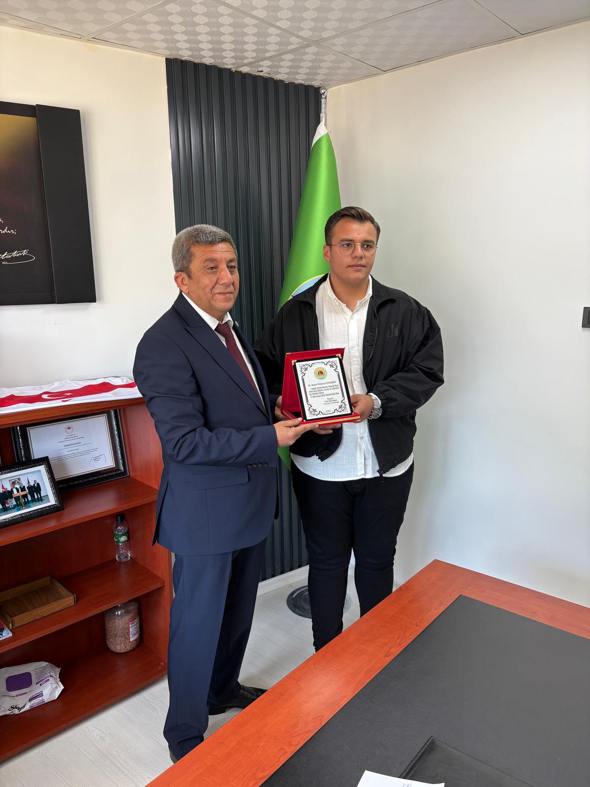 Gençlere Ve Emektarlara Plaket2
