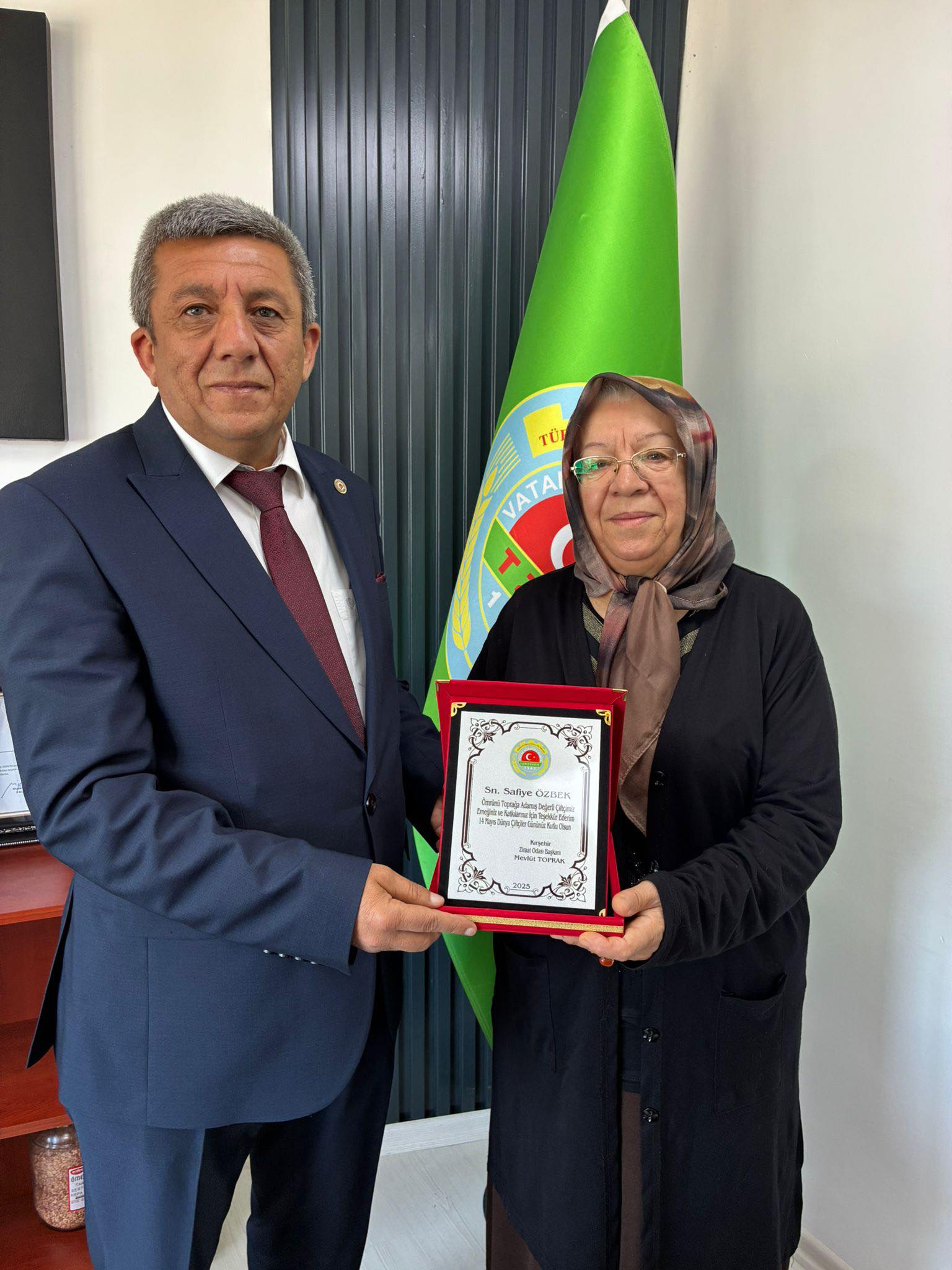 Gençlere Ve Emektarlara Plaket5