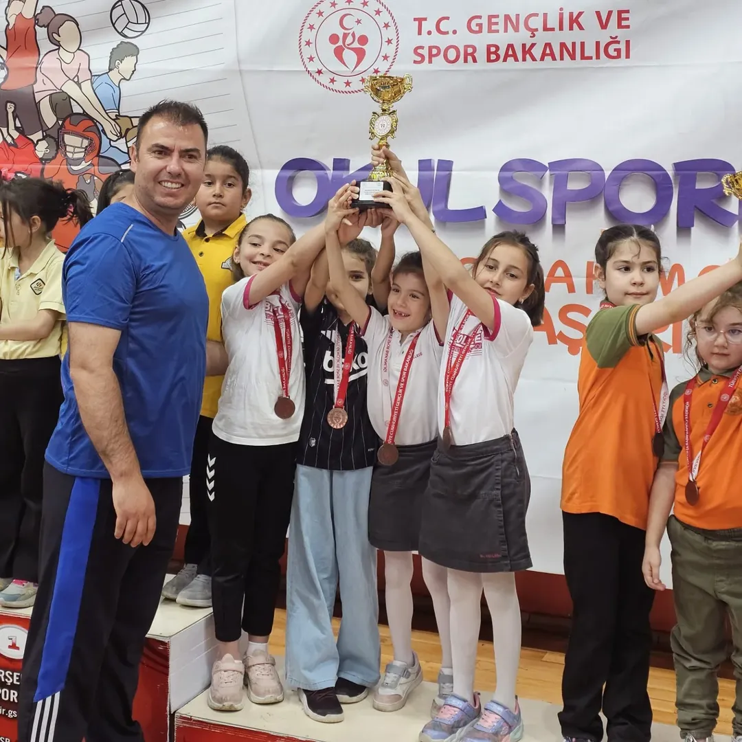 Gençlik Ve Spor İl Müdürlüğü'nün Düzenlemiş Olduğu Okul Sporları Satranç Turnuvasında Minikler B Kız Takımımız Derece Aldı. Katılım Sağlayan Öğrencilerimizi Ve Emeği Geçen Öğretmenimize Teşekkür Ederiz. (1)