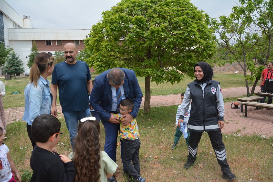 İl Müdürümüz Yasin Çakmakçı, Gazi Anaokulundan Gelen Minik Misafirlerle Birlikte Ahi Yurdumuzun Bahçesine Geleceğimize Nefes Olması Amacıyla Ağaç Dikimi Gerçekleştirdi. Eğlenceli Sohbetlerin Yapıldığı Prog (2)