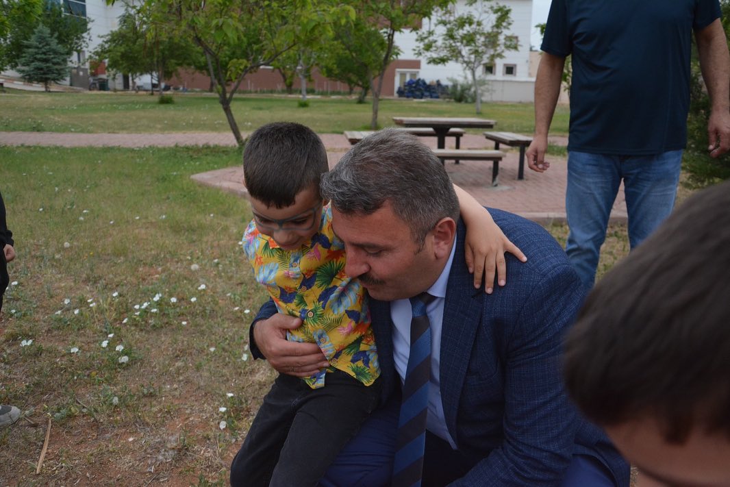 İl Müdürümüz Yasin Çakmakçı, Gazi Anaokulundan Gelen Minik Misafirlerle Birlikte Ahi Yurdumuzun Bahçesine Geleceğimize Nefes Olması Amacıyla Ağaç Dikimi Gerçekleştirdi. Eğlenceli Sohbetlerin Yapıldığı Prog (4)