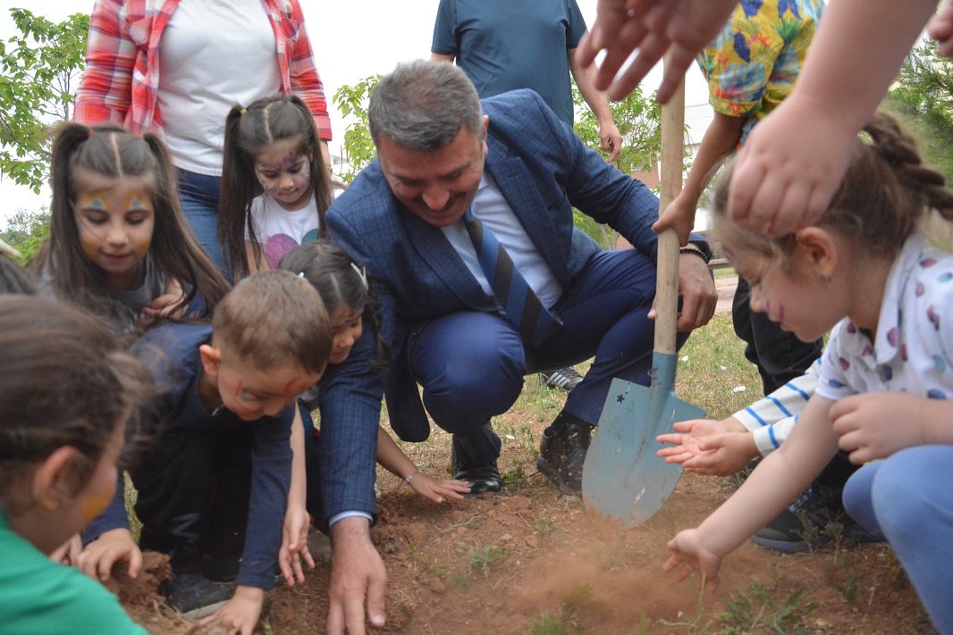İl Müdürümüz Yasin Çakmakçı, Gazi Anaokulundan Gelen Minik Misafirlerle Birlikte Ahi Yurdumuzun Bahçesine Geleceğimize Nefes Olması Amacıyla Ağaç Dikimi Gerçekleştirdi. Eğlenceli Sohbetlerin Yapıldığı Prog (5)