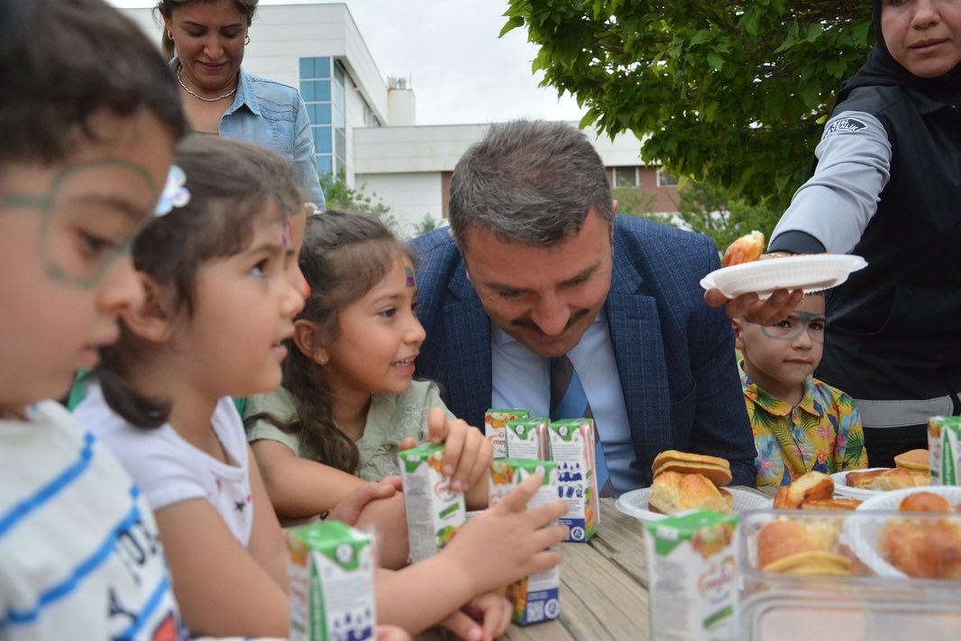İl Müdürümüz Yasin Çakmakçı, Gazi Anaokulundan Gelen Minik Misafirlerle Birlikte Ahi Yurdumuzun Bahçesine Geleceğimize Nefes Olması Amacıyla Ağaç Dikimi Gerçekleştirdi. Eğlenceli Sohbetlerin Yapıldığı Prog (6)