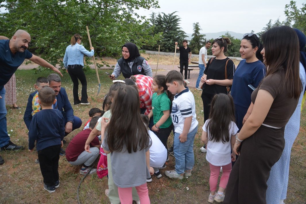 İl Müdürümüz Yasin Çakmakçı, Gazi Anaokulundan Gelen Minik Misafirlerle Birlikte Ahi Yurdumuzun Bahçesine Geleceğimize Nefes Olması Amacıyla Ağaç Dikimi Gerçekleştirdi. Eğlenceli Sohbetlerin Yapıldığı Prog (9)