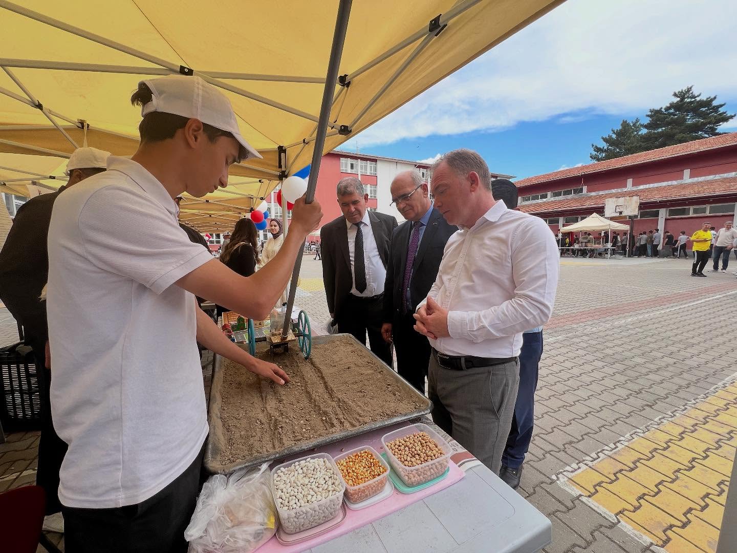 Meslek Lisesi Öğrencileri Tübi̇tak 4006 Fuarı’nda Ürünlerini Sergilediler5