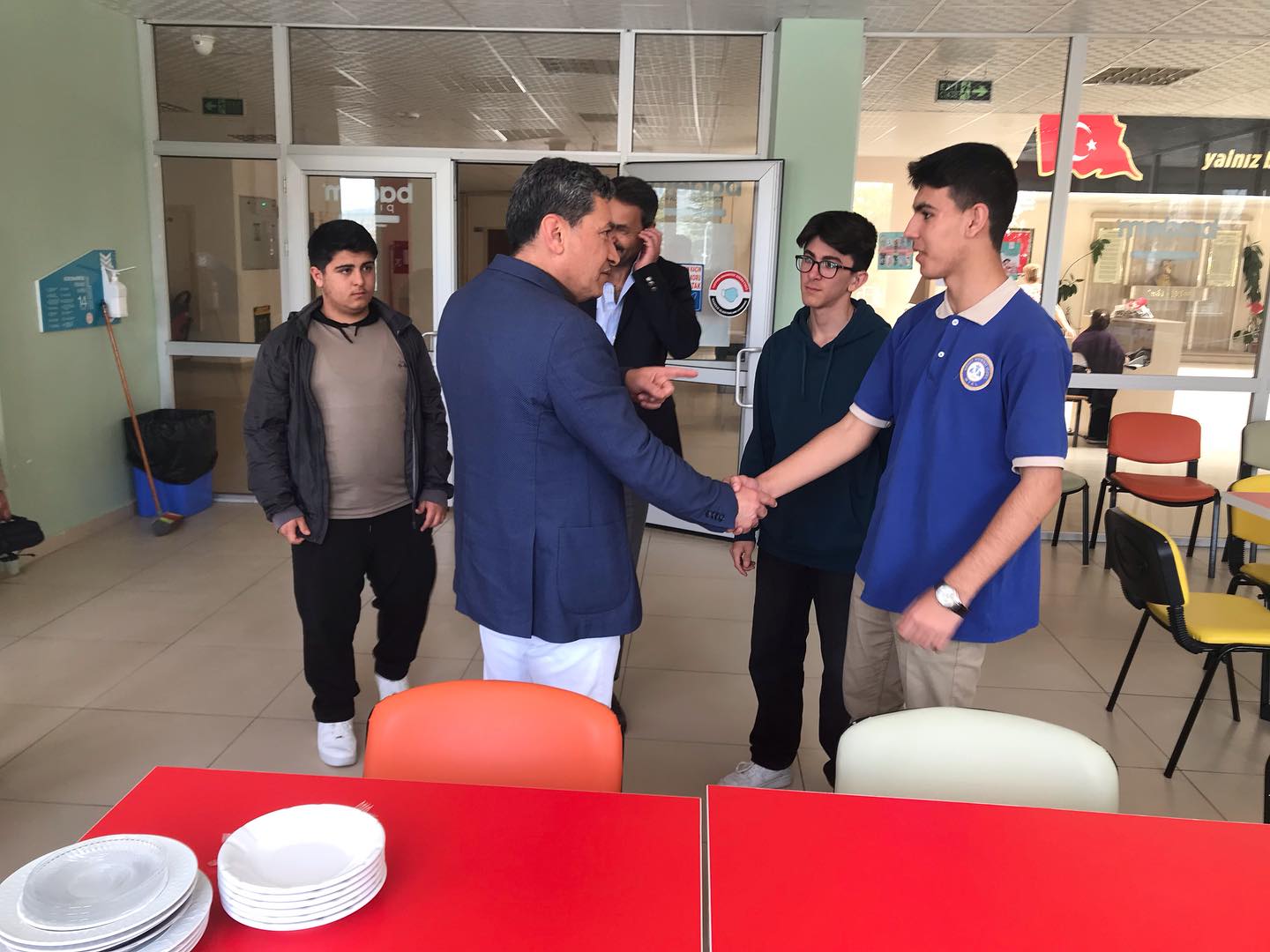 Öğrenciler Başarılarını Pasta Keserek Kutladı 4