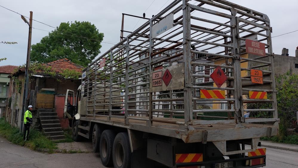 Park Halindeki Kamyon Hareket Ederek Çarptığı Metruk Binanın Duvarını Yıktı1