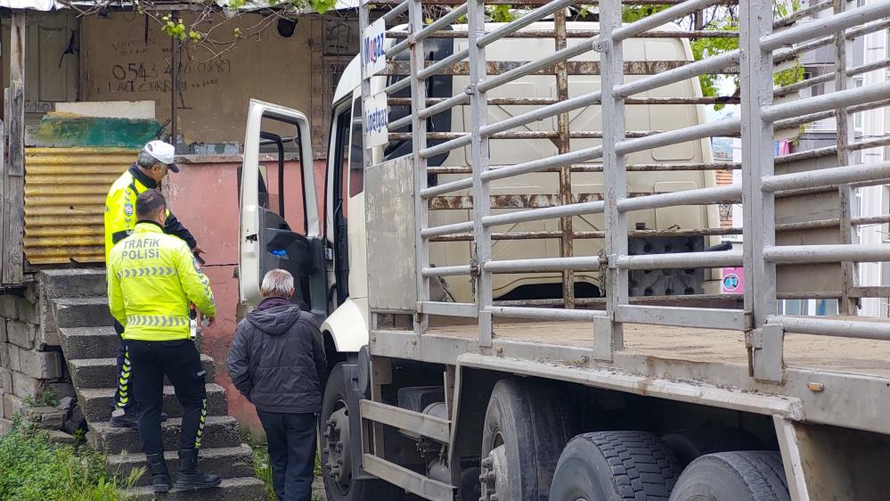 Park Halindeki Kamyon Hareket Ederek Çarptığı Metruk Binanın Duvarını Yıktı8