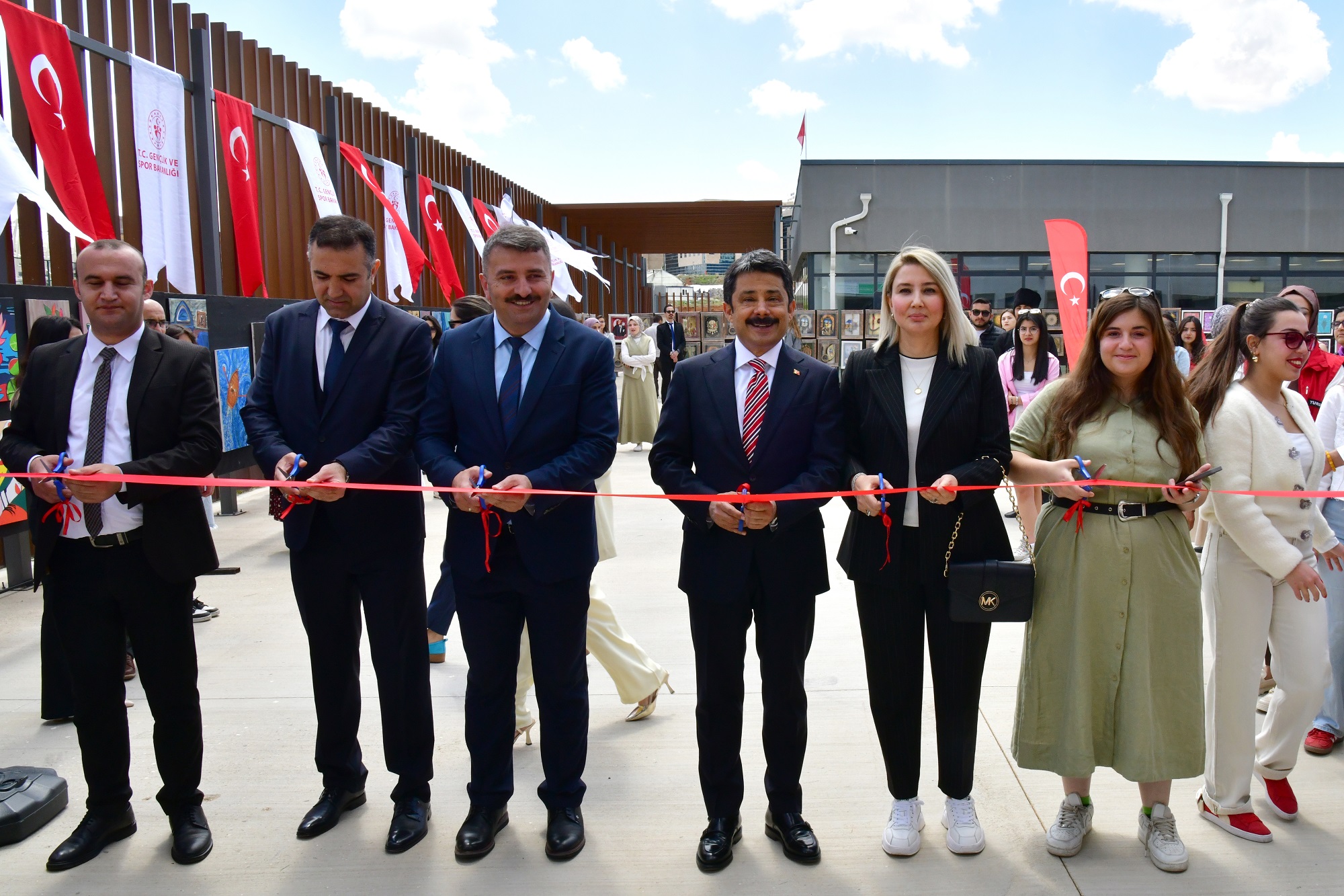Sanat Sokağı’nın Kapıları Açıldı, Gençlerin Renkli Dokunuşları Sergilendi