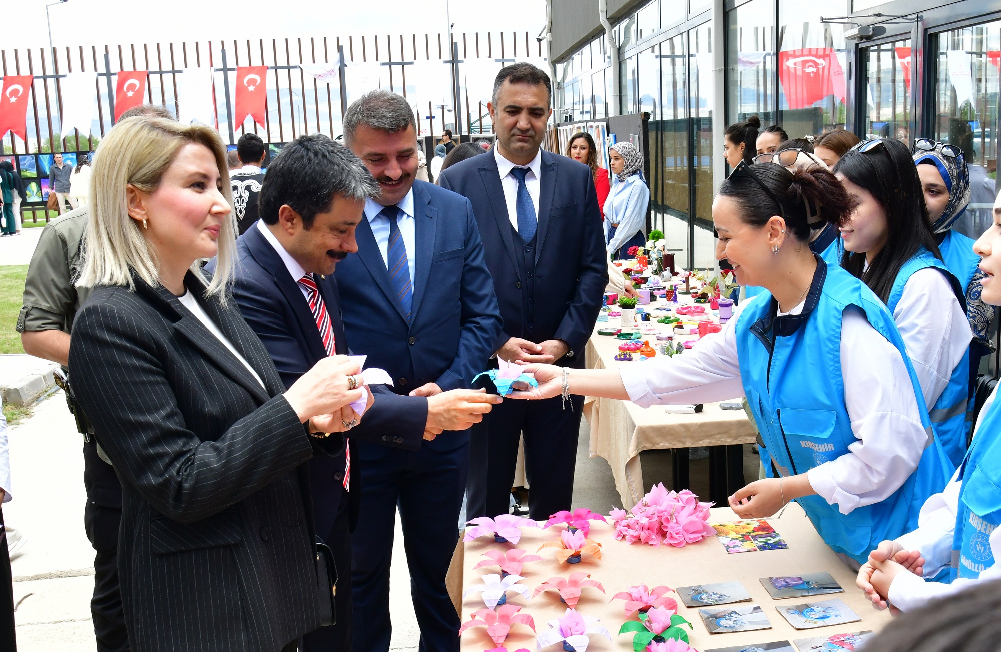 Sanat Sokağı’nın Kapıları Açıldı, Gençlerin Renkli Dokunuşları Sergilendi7