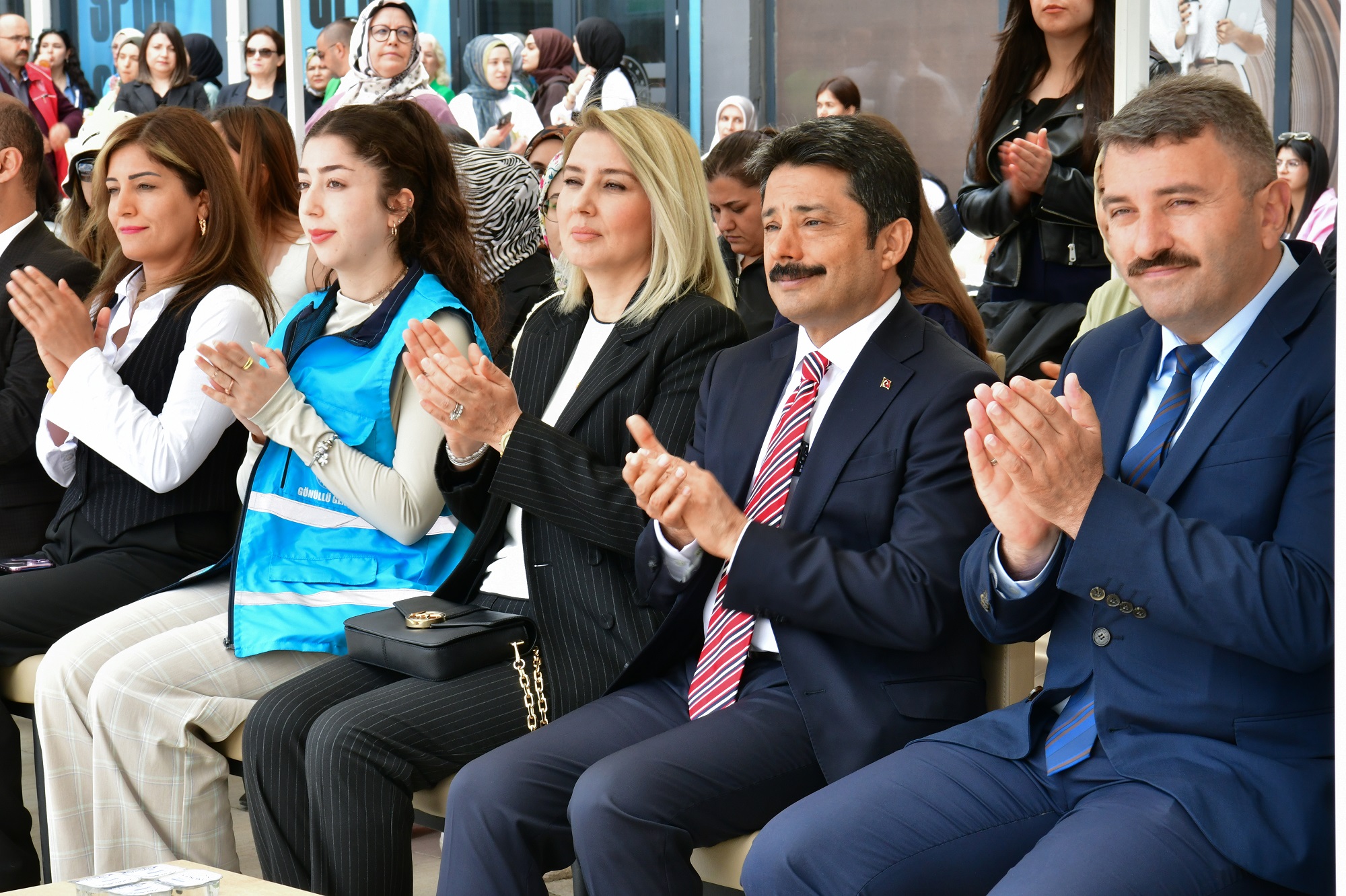 Sanat Sokağı’nın Kapıları Açıldı, Gençlerin Renkli Dokunuşları Sergilendi8